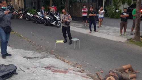 Pria tewas dengan sejumlah luka tusuk di Jalan Dewi Madri, Denpasar, Minggu (4/6/2023).