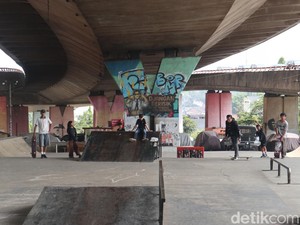 Mengisi Libur Panjang dengan Bermain Skateboard di Bawah Jembatan Pasupati