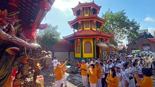 Ratusan umat Buddha di Vihara Dharma Cattra melakukan ritual pradaksina menjelang detik-detik perayaan Waisak 2567 BE/2023, Minggu (4/6/2023). (chairul amri simabur/detikBali)