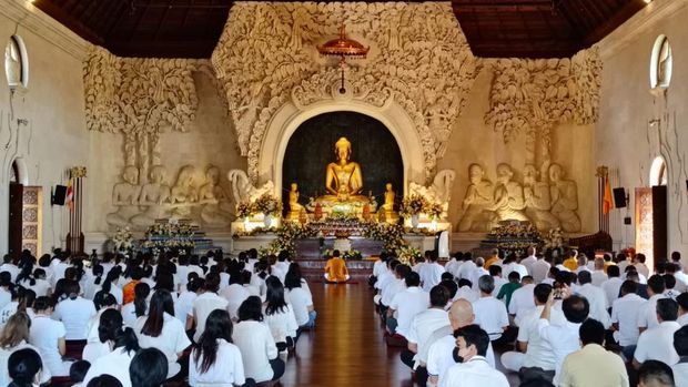 Ratusan umat Buddha tampak khusyuk berdoa di Vihara Buddha Sakyamuni, Denpasar, Bali,.pada Minggu (4/6/2023)