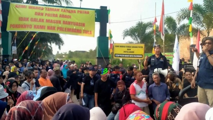 Ratusan warga Sasana Patra dan Taman Patra Abadi menggelar demo