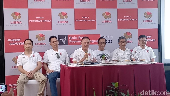 Konferensi pers Liga Bola Rakyat (Libra) di Hotel Adhiwangsa, Solo, Minggu (4/6/2023). Konferensi pers ini dihadiri eks Ketum PSSI Iwan Bule hingga Rocky Gerung.