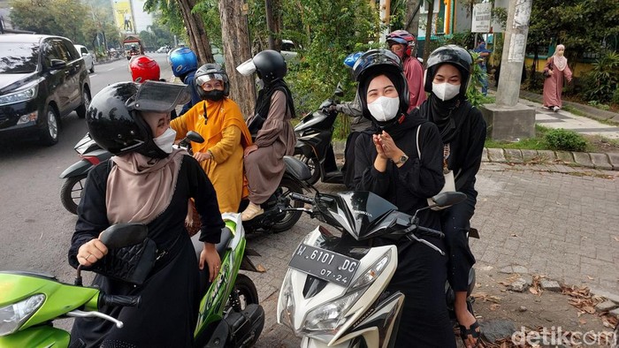 remaja putri di gresik nantikan ceramah hanan attaki