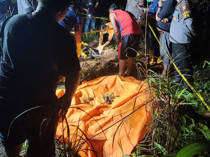Polisi evakuasi temuan jasad wanita sisa tulang-belulang di Kabupaten Sambas, Kalbar.