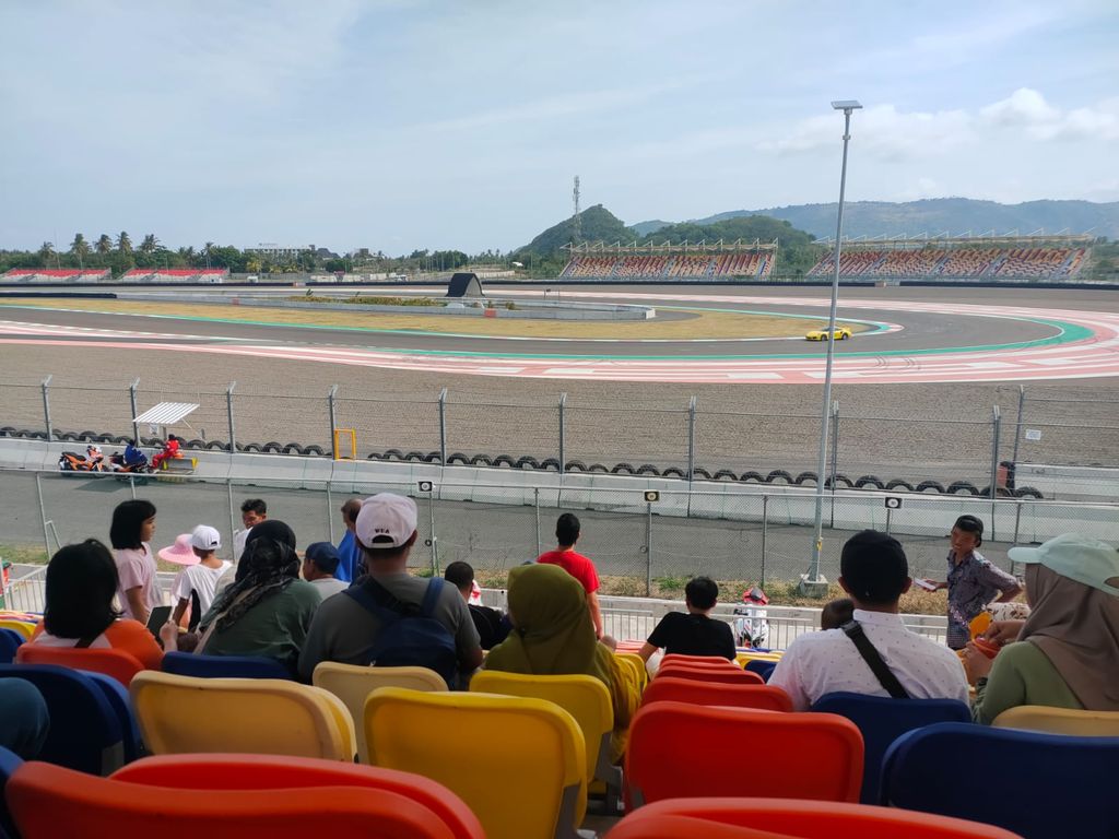 Sejumlah warga menyaksikan track day di Sirkuit Mandalika, Minggu (4/6/2023). (Foto: Ahmad Viqi/detikBali)