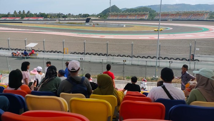 Sejumlah warga menyaksikan track day di Sirkuit Mandalika, Minggu (4/6/2023). (Foto: Ahmad Viqi/detikBali)