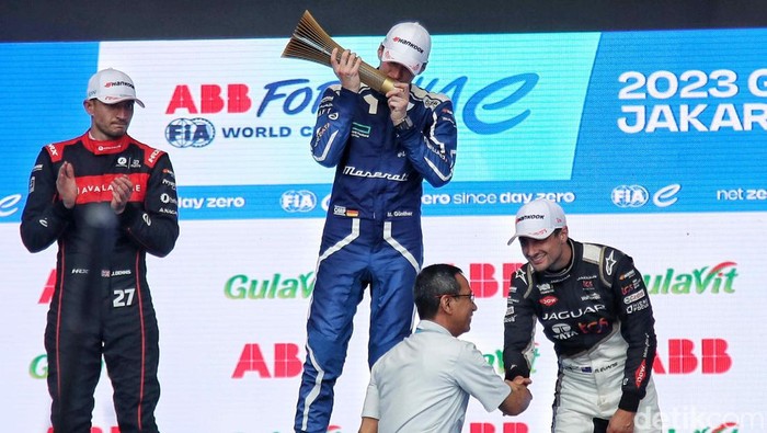 Pebalap Maserati MSG Racing, Maximilian Gunther melakukan selebrasi  juara dalam race 2 seri ke-11 Formula E Jakarta 2023 yang digelar di Jakarta International E-Prix Circuit, Minggu (4/6/2023).