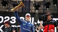 Gunther mengangkat trofinya usai menjuarai seri 11 Formula E Jakarta.