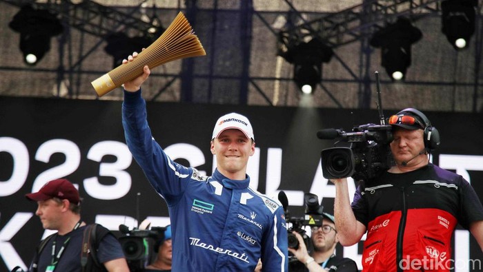 Selebrasi Gunther Usai Menjuarai Formula E Jakarta 2023 Seri 11 Pebalap Maserati MSG Racing, Maximilian Gunther melakukan selebrasiΒ juara dalam race 2 seri ke-11 Formula E Jakarta 2023 yang digelar di Jakarta International E-Prix Circuit, Minggu (4/6/2023).