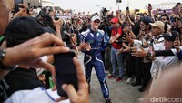 Pebalap Maserati MSG Racing, Maximilian Gunther melakukan selebrasi  juara dalam race 2 seri ke-11 Formula E Jakarta 2023 yang digelar di Jakarta International E-Prix Circuit, Minggu (4/6/2023). Gunther menjadi pemenang usai menyelesaikan balapan dengan catatan waktu 44 menit 57, 285 detik. 