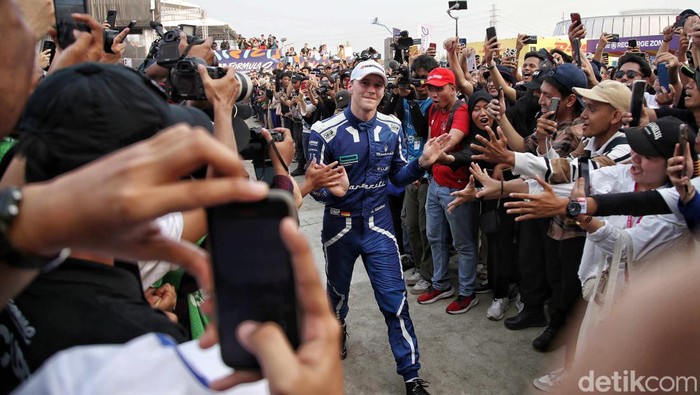 Selebrasi Gunther Usai Menjuarai Formula E Jakarta 2023 Seri 11 Pebalap Maserati MSG Racing, Maximilian Gunther melakukan selebrasiΒ juara dalam race 2 seri ke-11 Formula E Jakarta 2023 yang digelar di Jakarta International E-Prix Circuit, Minggu (4/6/2023).