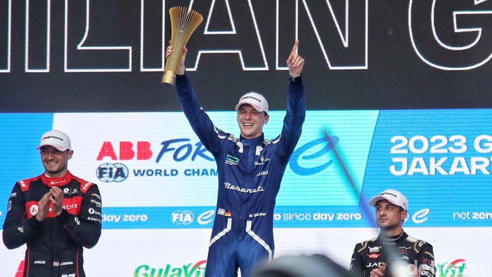 Pebalap Maserati MSG Racing, Maximilian Gunther melakukan selebrasi  juara dalam race 2 seri ke-11 Formula E Jakarta 2023 yang digelar di Jakarta International E-Prix Circuit, Minggu (4/6/2023).