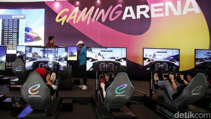 Sensasi Menjadi Pebalap Formula E Lewat Simulator Pengunjung saat bermain simulator Formula E di Gaming Arena GulaVit Jakarta E-Prix 2023 di Jakarta International E-Prix Circuit (JIEC), Ancol, Jakarta Utara, Minggu (4/6/2023). Permainan simulasi balapan itu disediakan secara gratis agar para pengunjung bisa merasakan pengalaman menjadi pembalap Formula E.