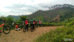 Gowes Sambil Jelajahi Keindahan Alam Kota Rendang, Seru!