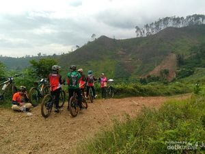 Gowes Sambil Jelajahi Keindahan Alam Kota Rendang, Seru!