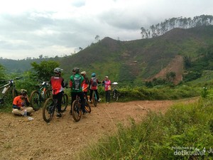 Gowes Sambil Jelajahi Keindahan Alam Kota Rendang, Seru!