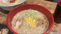 Salah satu menu andalannya Tori Paitan Ramen (Rp 69.800). Selain disajikan dengan potongan daging ayam, kuah ramen ini juga punya rasa kaldu ayam creamy. Foto: Detikcom / Atiqa Rana