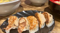 Jangan lupa coba camilan gyoza mereka yang punya isian daging ayam padat. Kulitnya renyah tetapi isinya sangat juicy nih. Foto: Detikcom / Atiqa Rana