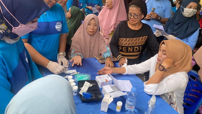 Mahasiswa Program Studi Dokter Spesialis Mikrobiologi Klinik FK Unhas melaksanakan pengabdian masyarakat di Kabupaten Soppeng, Sulawesi Selatan (Sulsel).
