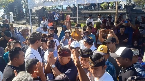 Suasana di luar Pura Segara Gilimanuk setelah Bupati Jembrana I Nengah Tamba membagikan Surat Perjanjian Pemakaian Kekayaan Daerah (SPPKD) kepada masyarakat dan penyewa tanah HPL Gilimanuk, Minggu (4/6/2023).
