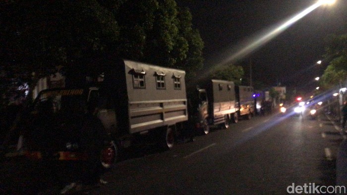 Suasana massa tawuran terkini di Jalan Tamsis Jogja, Minggu (4/6/2023) pukul 21.40 WIB