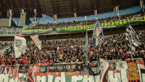 Suporter Bali United saat laga melawan Persebaya di Gelora Bung Tomo.