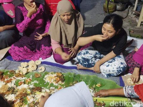 Tasyakuran warga usai Masriah penyiram tinja ke rumah tetangga dijebloskan ke penjara