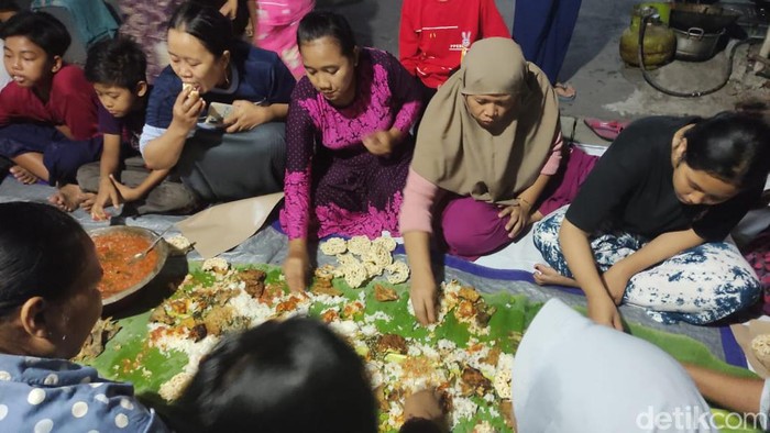 Tasyakuran warga usai Masriah penyiram tinja ke rumah tetangga dijebloskan ke penjara