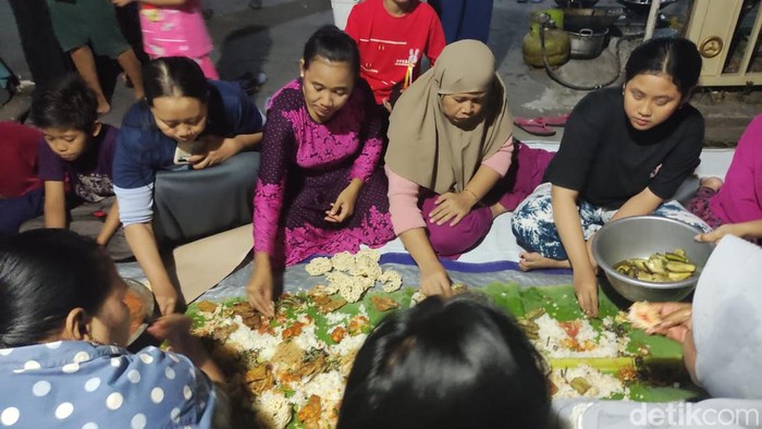 Tasyakuran warga usai Masriah penyiram tinja ke rumah tetangga dijebloskan ke penjara