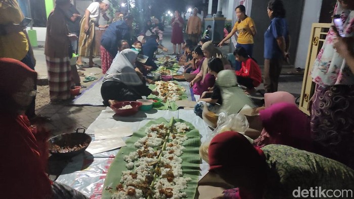 Tasyakuran warga usai Masriah penyiram tinja ke rumah tetangga dijebloskan ke penjara