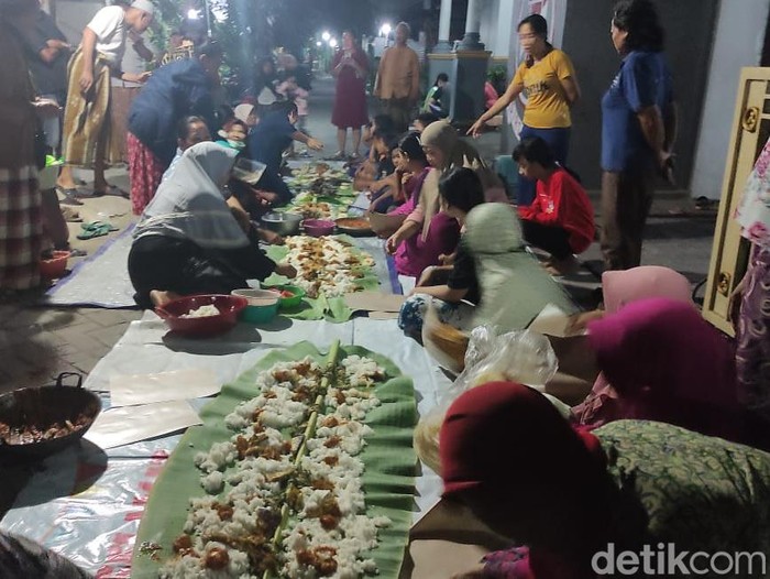 Tasyakuran warga usai Masriah penyiram tinja ke rumah tetangga dijebloskan ke penjara