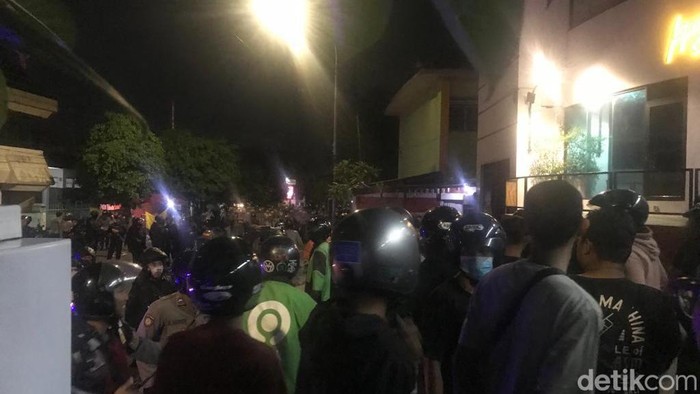 Tawuran di area Jalan Tamsis Jogja, Minggu (4/6/2023).