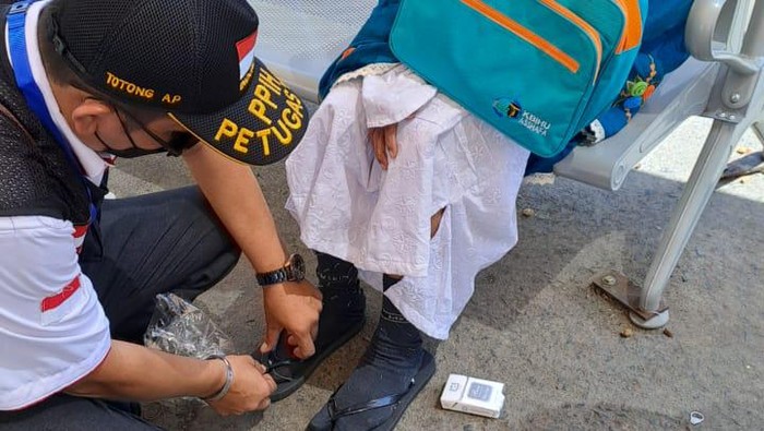 Tim Penanganan Krisis dan Pertolongan Pertama pada Jemaah Haji (PKP3JH) menyediakan 500 sandal bagi jemaah haji.