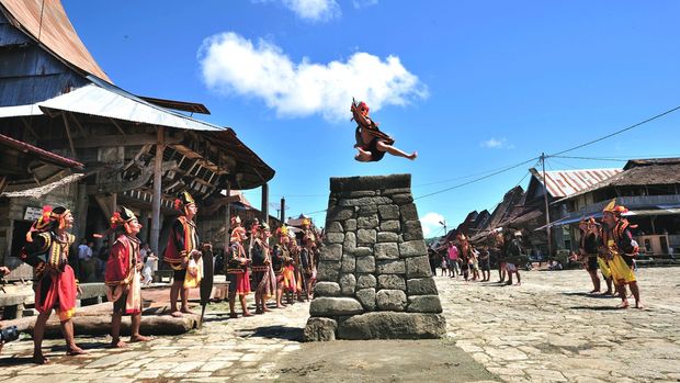 Tradisi Lompat Batu di Nias Selatan