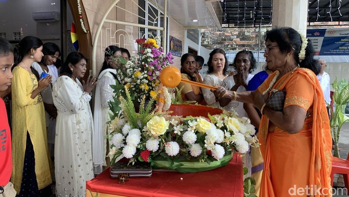 Tradisi Pemandian Buddha Rupang di vihara Medan