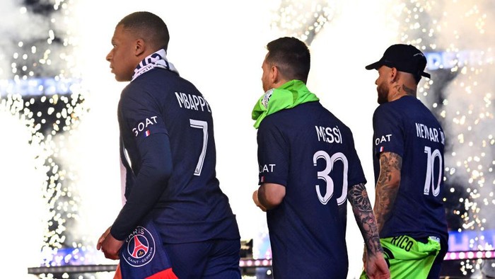 PARIS, FRANCE - JUNE 03: (L-R) Kylian Mbappe, Leo Messi and Neymar Jr of Paris Saint-Germain walkon the pitch before the France championship trophy ceremony after the Ligue 1 match between Paris Saint-Germain and Clermont Foot at Parc des Princes on June 03, 2023 in Paris, France. (Photo by Aurelien Meunier - PSG/PSG via Getty Images)