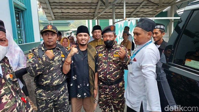 Ustaza Hanan Attaki di Gresik