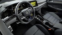 Interior dari Volkswagen Golf R limited edition. Tampil sporty dengan aksen hitam di seluruh bagian dalamnya.Foto: Volkswagen