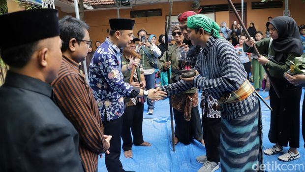 Walkot Eri hadiri sedekah bumi di Petemon