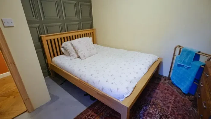 Seorang perempuan asal Inggris, Maxine Sharples (36), berhasil merubah rumah usang seharga £ 1 (Rp 18.500) menjadi rumah mewah senilai kurang-lebih US$ 137.000 (Rp 2,05 miliar). (Req Danang)