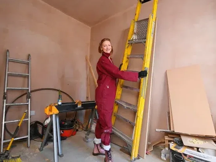 Seorang perempuan asal Inggris, Maxine Sharples (36), berhasil merubah rumah usang seharga £ 1 (Rp 18.500) menjadi rumah mewah senilai kurang-lebih US$ 137.000 (Rp 2,05 miliar). (Req Danang)