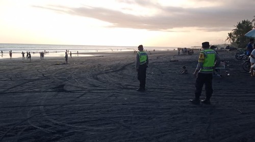 Kegiatan patroli petugas Polsek Kerambitan di kawasan Pantai Pasut, Desa Tibubiu.