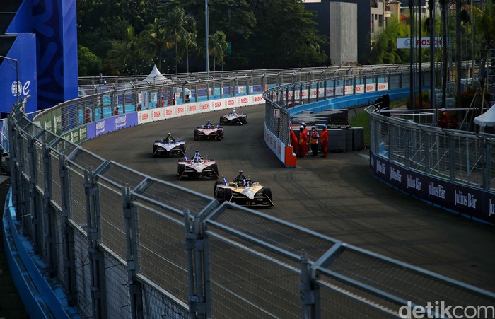 Para pebalap memacu kecepatan saat balapan Formula E 2023 Jakarta seri ke-11 di Jakarta International E-Prix Circuit (JIEC), Minggu (4/6/2023).