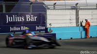 Jakarta dua kali menggelar Formula E 2023 sebagai tuan rumah. Keseruan balapan sudah tersaji sedari awal balapan. 