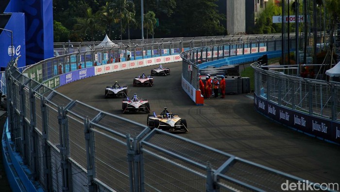 Para pebalap memacu kecepatan saat balapan Formula E 2023 Jakarta seri ke-11 di Jakarta International E-Prix Circuit (JIEC), Minggu (4/6/2023).