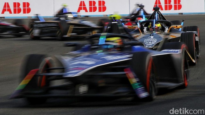 Para pebalap memacu kecepatan saat balapan Formula E 2023 Jakarta seri ke-11 di Jakarta International E-Prix Circuit (JIEC), Minggu (4/6/2023).