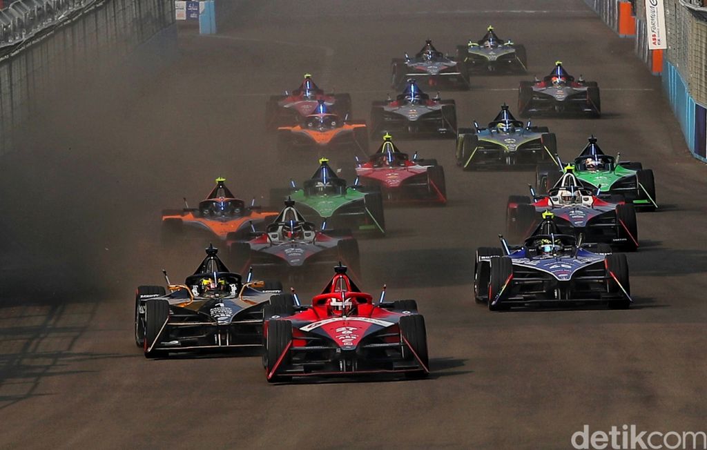 Para pebalap memacu kecepatan saat balapan Formula E 2023 Jakarta seri ke-11 di Jakarta International E-Prix Circuit (JIEC), Minggu (4/6/2023).