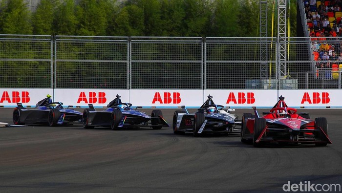 Para pebalap memacu kecepatan saat balapan Formula E 2023 Jakarta seri ke-11 di Jakarta International E-Prix Circuit (JIEC), Minggu (4/6/2023).