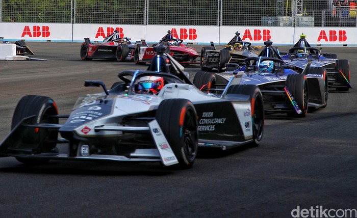 Para pebalap memacu kecepatan saat balapan Formula E 2023 Jakarta seri ke-11 di Jakarta International E-Prix Circuit (JIEC), Minggu (4/6/2023).