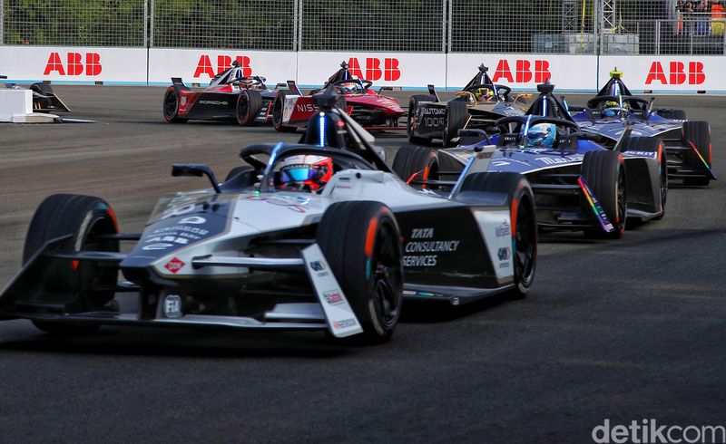 Para pebalap memacu kecepatan saat balapan Formula E 2023 Jakarta seri ke-11 di Jakarta International E-Prix Circuit (JIEC), Minggu (4/6/2023).